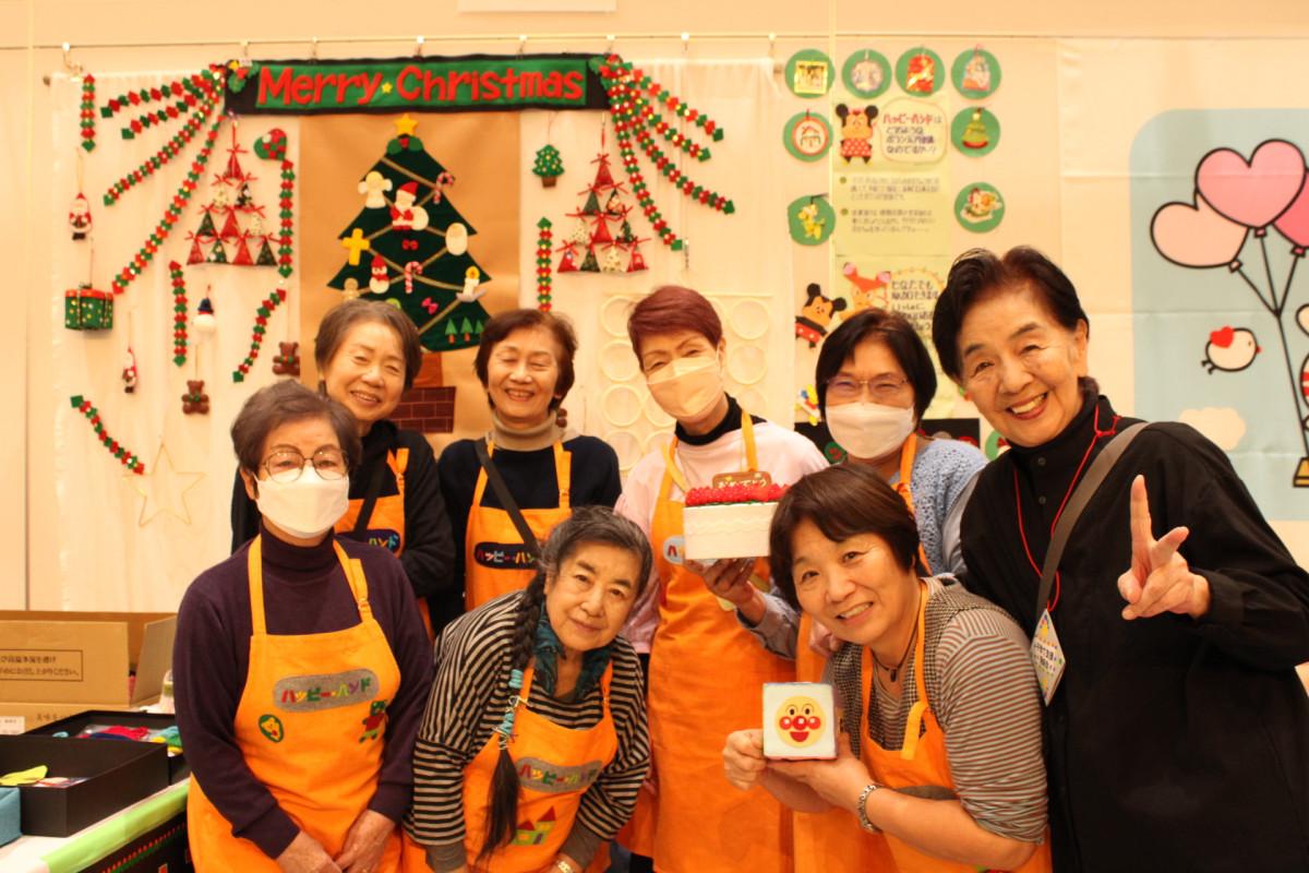 フェルト生地でおもちゃを作り寄付している「ハッピー・ハンド」の皆さん（写真提供＝江東区ボランティアまつり実行委員会）