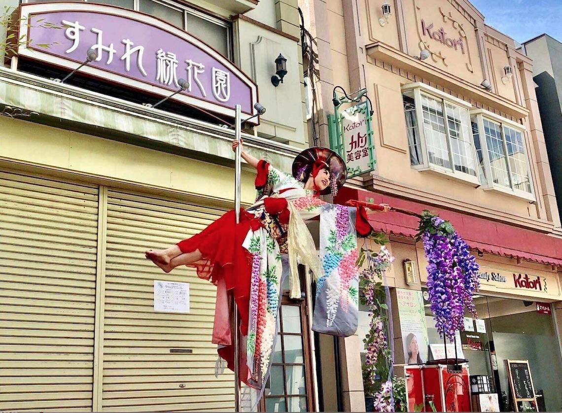 街を大道芸人が色鮮やかに楽しく盛り上げる（写真提供＝江東すみだ大道芸協会）