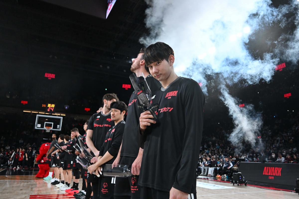 試合前に黒い薔薇をプレゼントされた選手たち ©ALVARK TOKYO