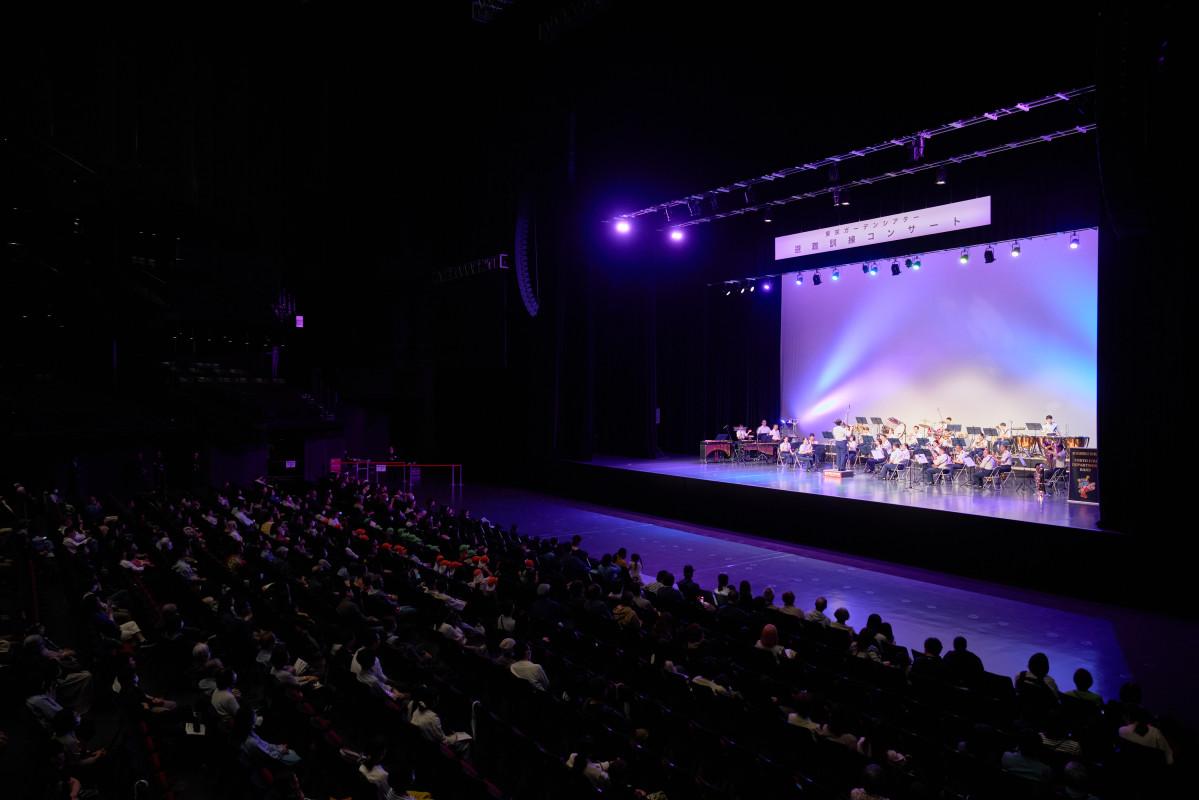 多くの来場者が東京消防庁音楽隊の演奏に酔いしれる（写真提供＝住友不動産商業マネジメント）