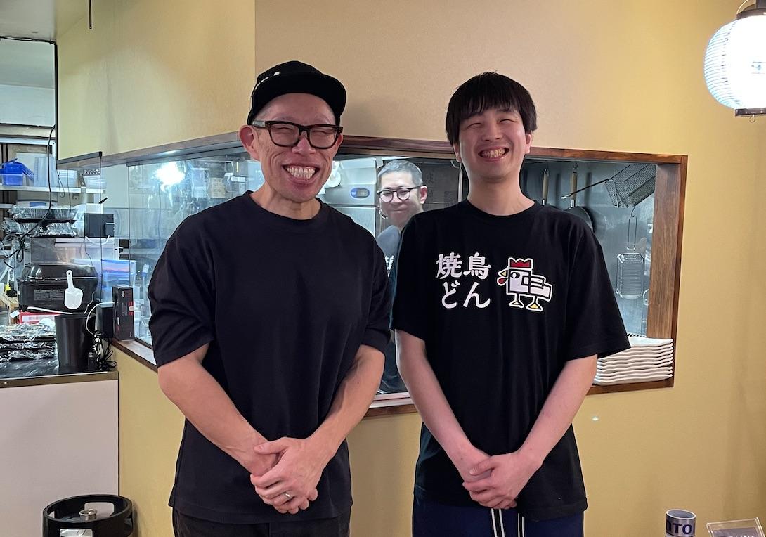 左から日垣宏章さん、店長の木川孔良（こうりょう）さん、中央は厨房で焼き鳥を調理中の日垣直也さん（弟）