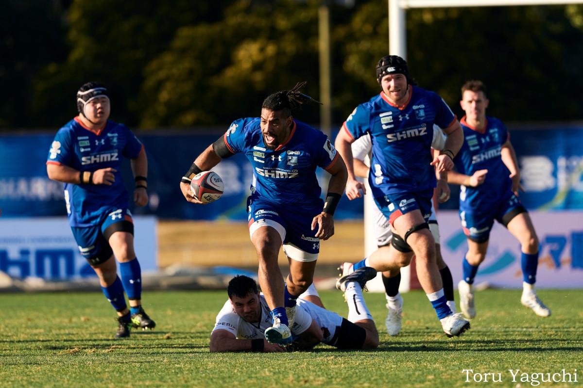 センターのマリティノ・ネマニ選手が5連勝に向けて突進する（写真提供＝清水建設江東ブルーシャークス）