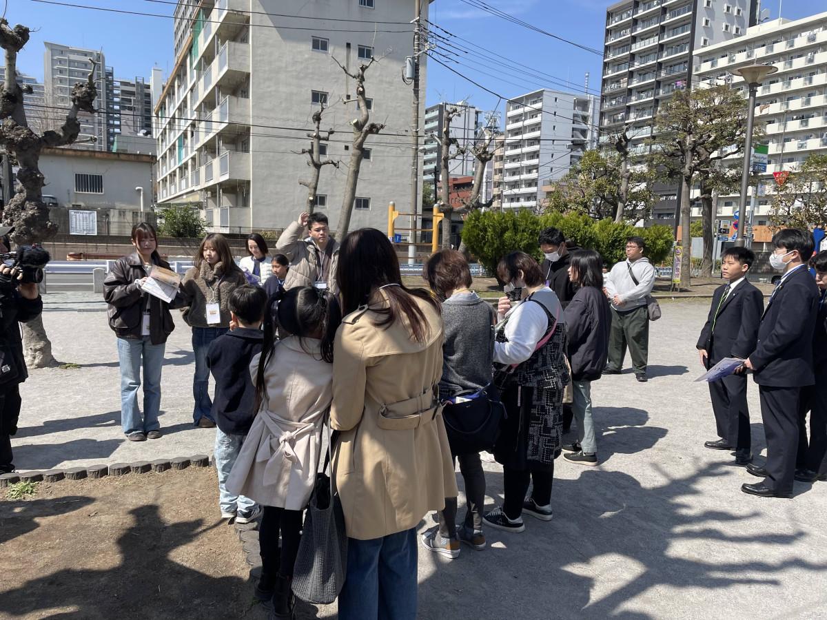 参加者が亀戸東公園に集まり運営の大学生からスタート前に説明を受ける