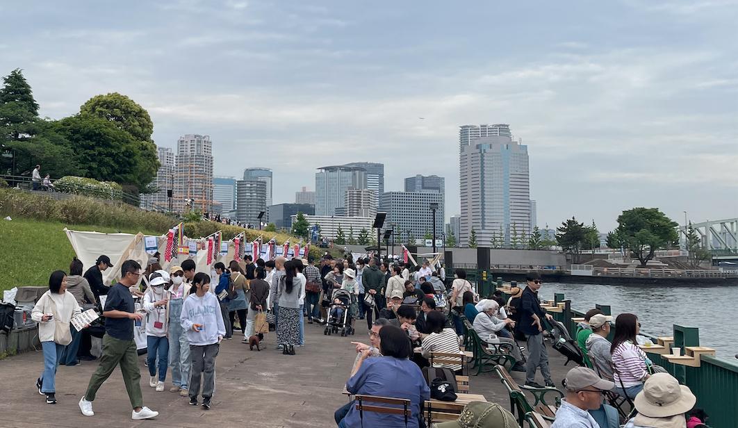隅田川の水辺に広がるテラスに多くの人が訪れた5月3日の「隅田川マルシェ」