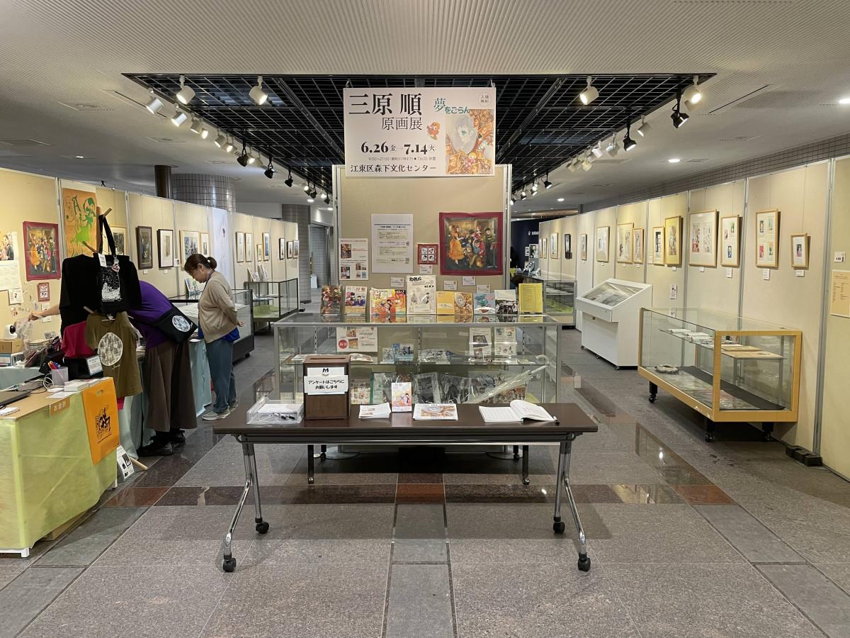 多くの原画と出版物、遺品などが並んだ1階展示ロビー