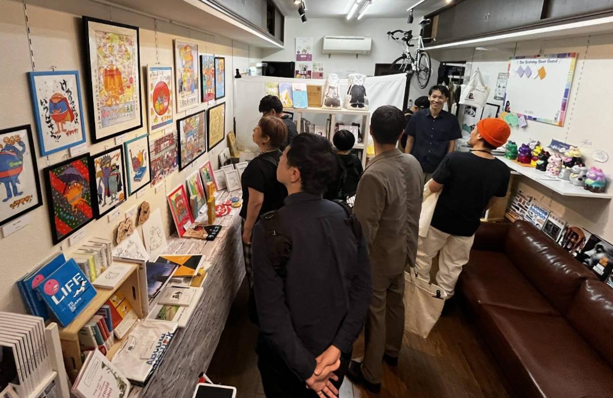 店内の壁面を埋め尽くす寅眞さんの作品