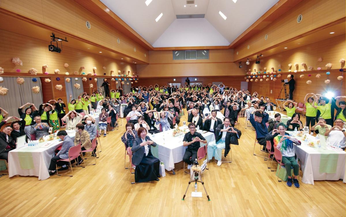アーティストや審査員などで記念撮影（写真提供＝アートパラ深川）