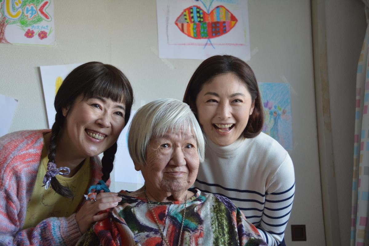 写真左から寺島しのぶさん、山田火砂子監督、常盤貴子さん「週刊金曜日」1月2日号掲載写真 &copy;現代ぷろだくしょん