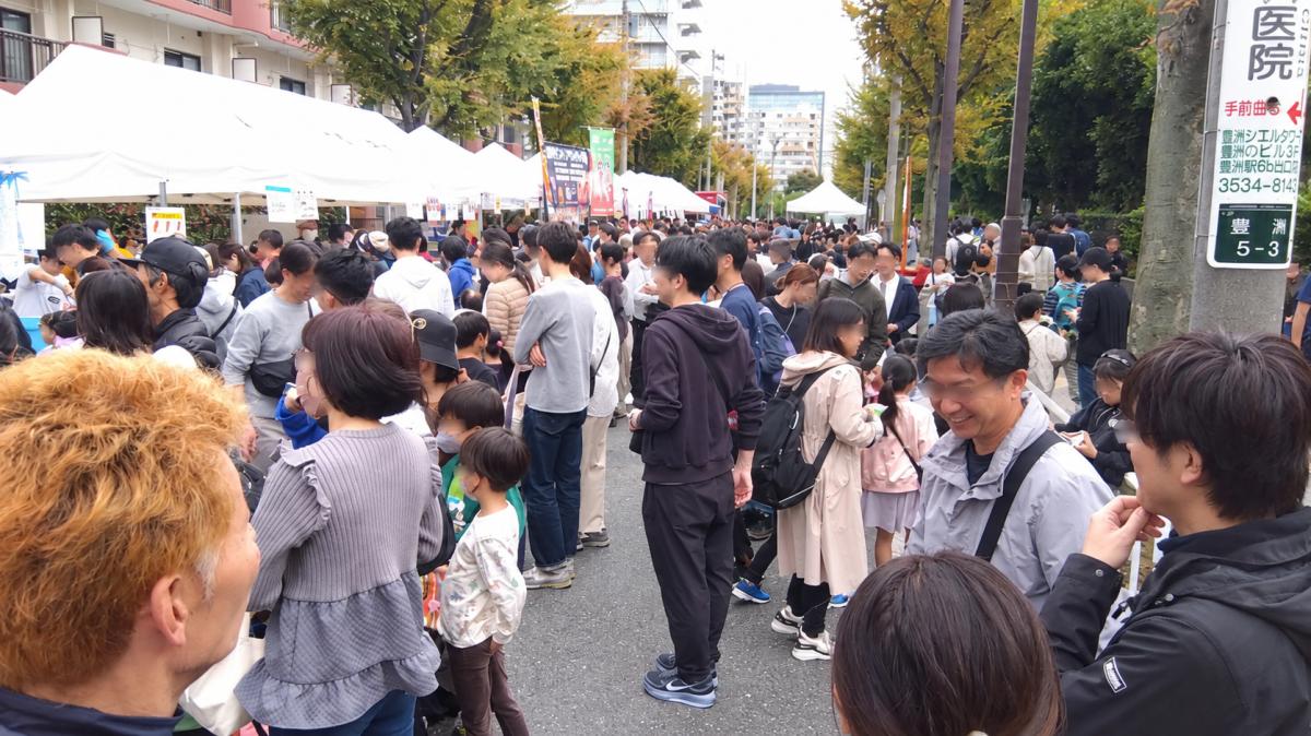 多くの人が通りに集まった昨年の模様