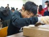 東雲小学校で「だし」教室 かつお節削り体験も