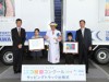 佐川急便トラックがエコ絵画ラッピング さかなクンも「スギョくワクワク」