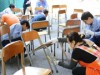 江東区でカンボジアへ寄贈する机・椅子を補修 ボランティアが汗だくで参加