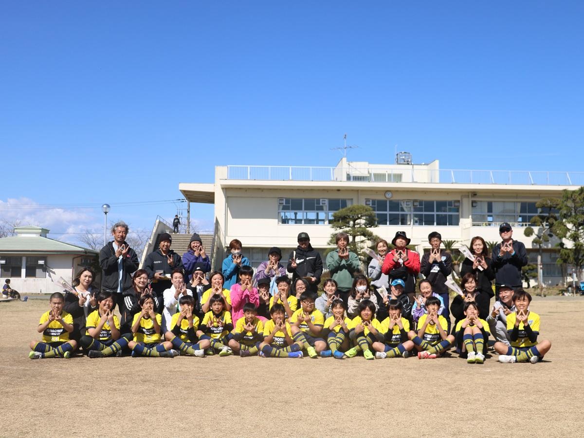 卒団する6年生と保護者