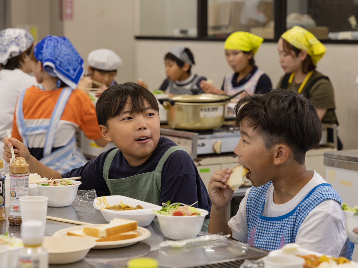 食事を共にする（写真提供＝福田玲美）