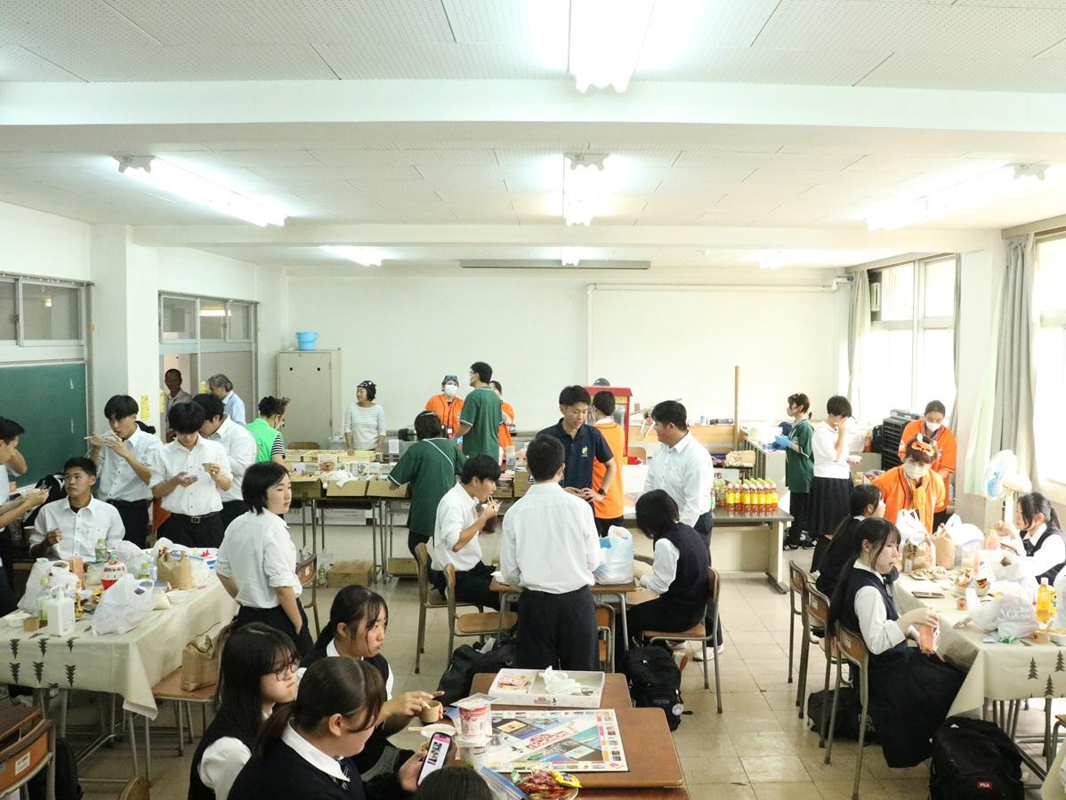 ゆとりカフェには多くの生徒が訪れた