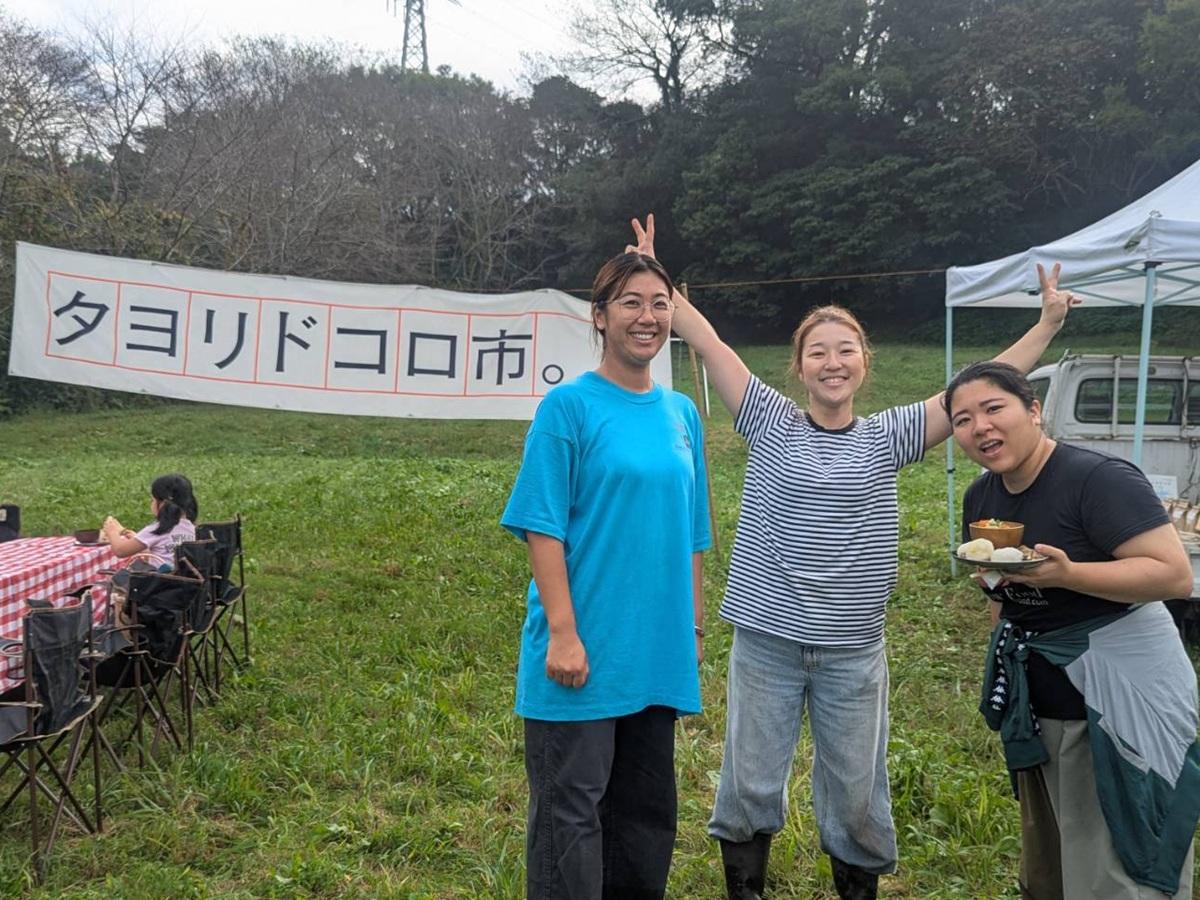 主催する（左から）若山栞さん、田邉めぐみさん、齊藤めぐみさん