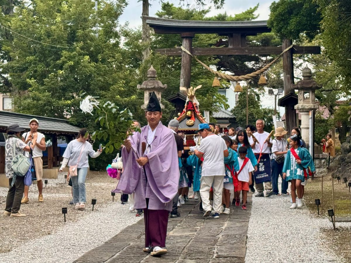 川端宮司を先頭に、神社の周りを練り歩いた子どもみこし