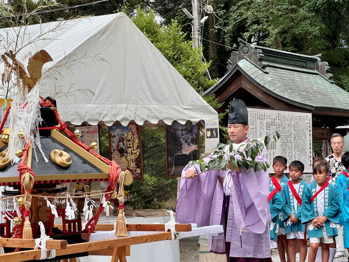 神輿に神殿の神様を呼び込む祈りをささげる川端康稔宮司