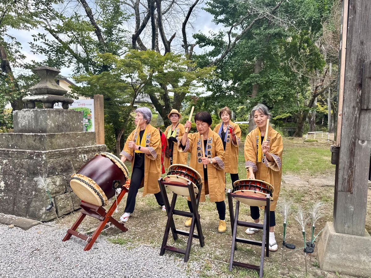 市内最古の大鳥居前で、「上原お囃子会」のおはやし