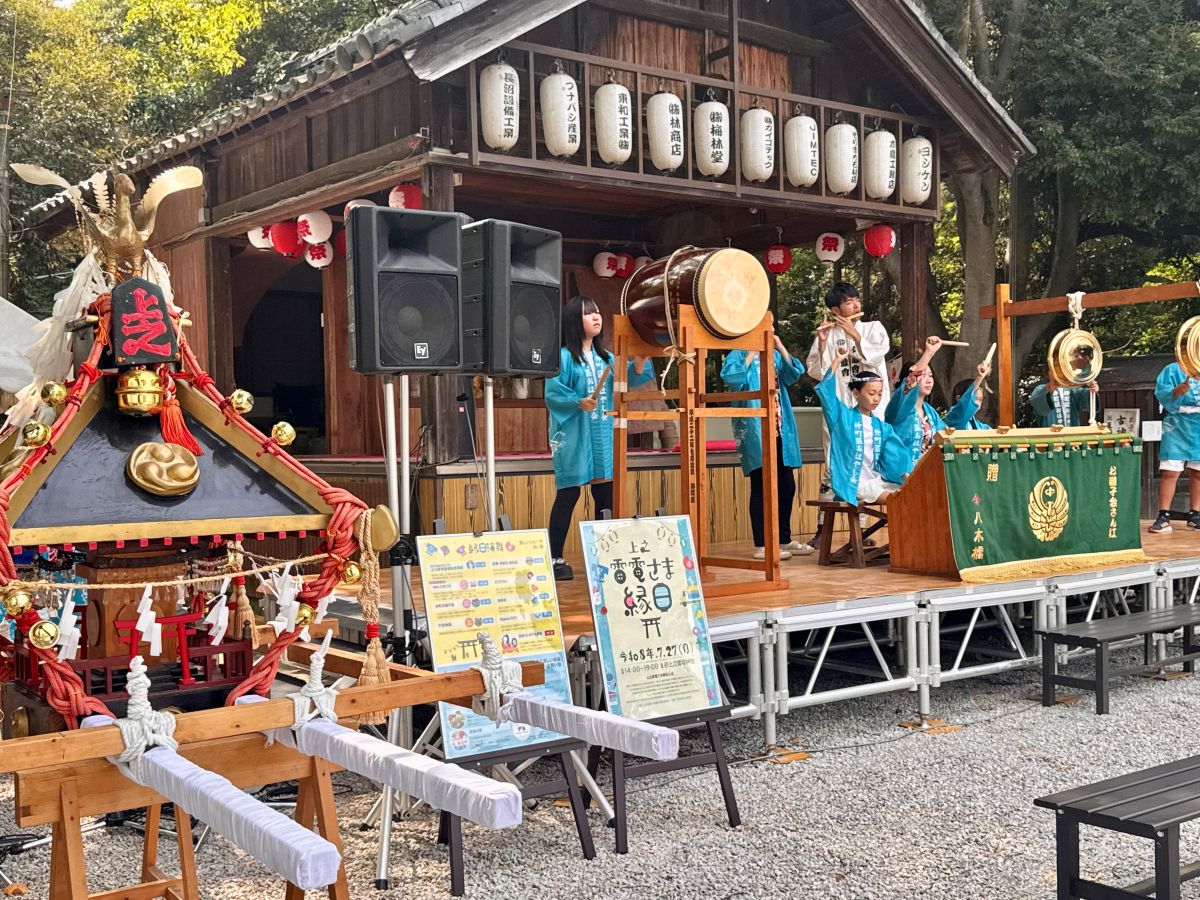 神楽殿ステージで、熊谷うちわ祭などで活動する「仲町お囃子会」のおはやし