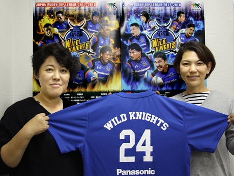 「同じ色のTシャツを着ると選手との一体感も生まれる」と来場を呼び掛ける事務局スタッフ