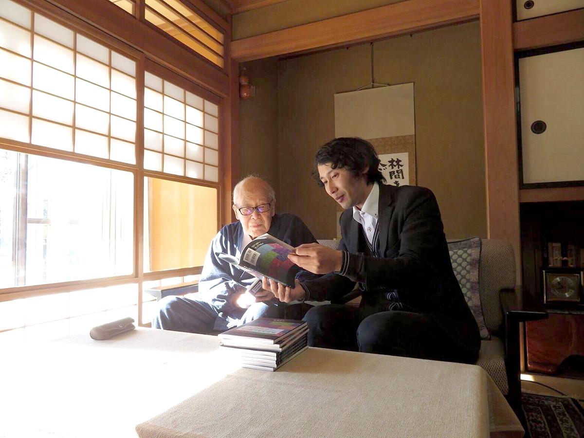2017年金子兜太邸「熊猫荘」で対談中の金子さんと山下さん