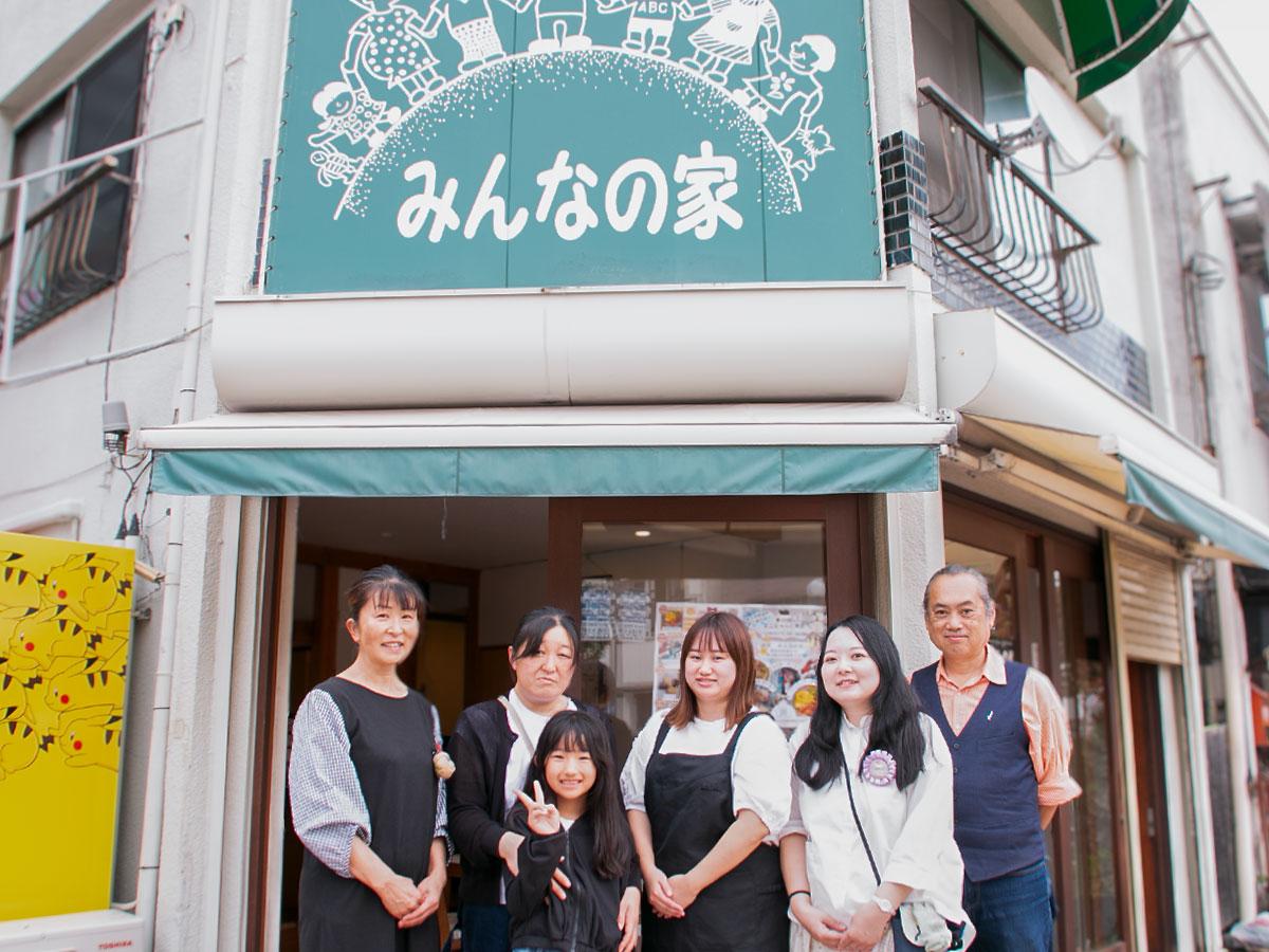「第10回ミニにゃんこ集会」の会場となるカフェ「みんなの家」に集まる出店者