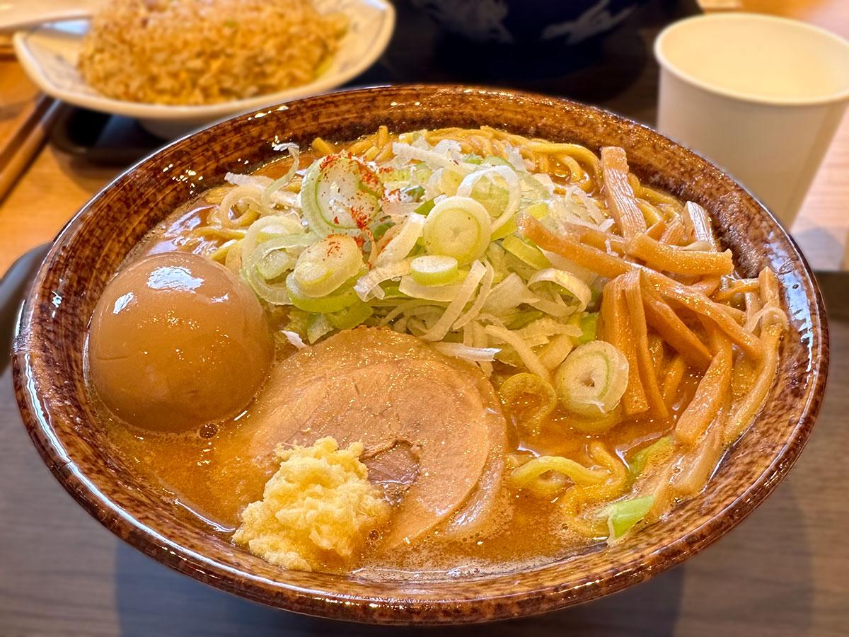 ラーメン店「舎鈴 熊谷店」。味玉味噌ラーメン