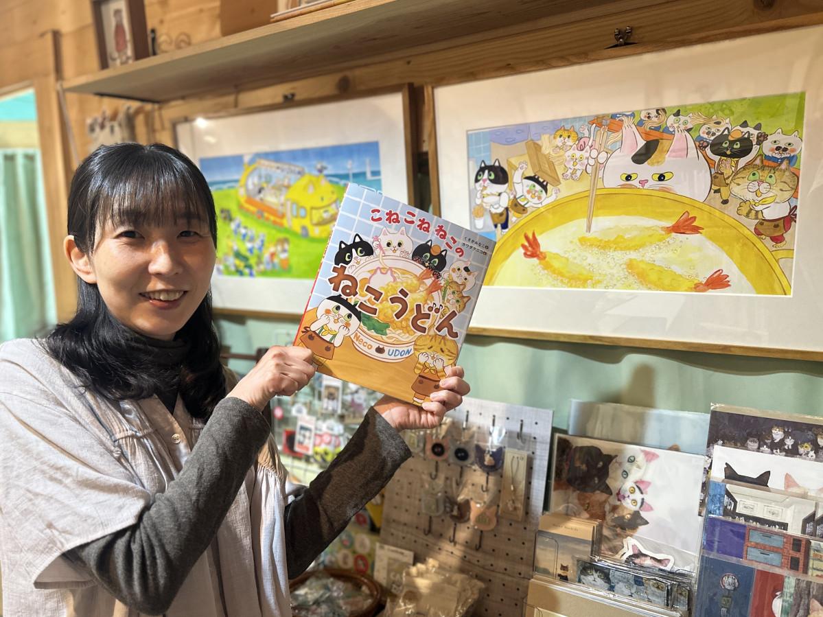 　KADOKAWAより2025年に発売された「こねこねねこの ねこうどん」（くさかみなこ作、カワダクニコ絵）からセレクトした原画8点を展示する企画。「ねこのみち」は住宅街ににあり、駐車場（1台）は時間指定で予約可能