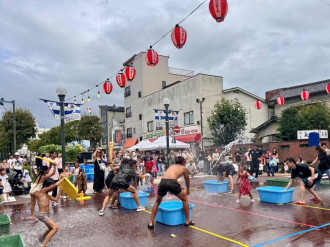 熊谷の星川で水かけ祭り　びしょぬれで夏の暑さを吹き飛ばす