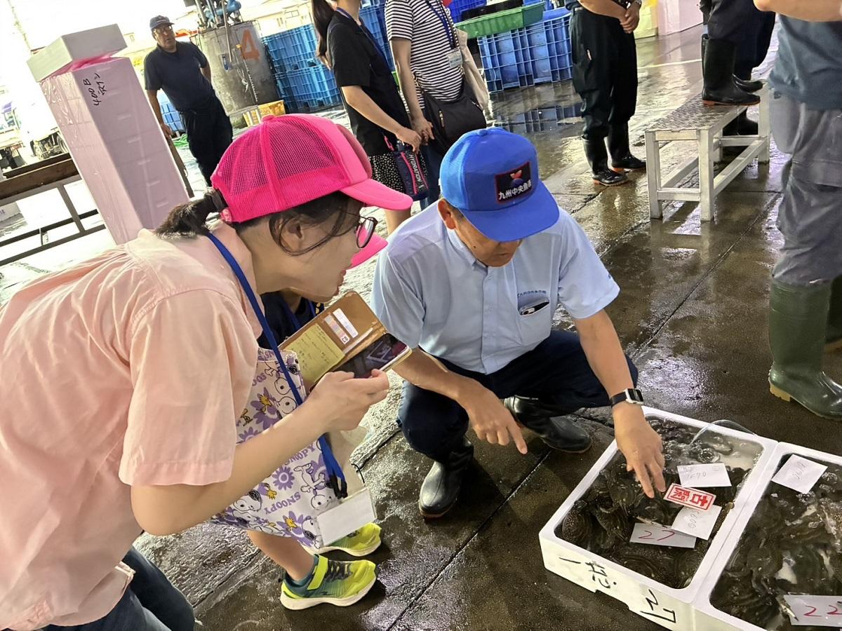 九州中央魚市で説明を受ける参加者