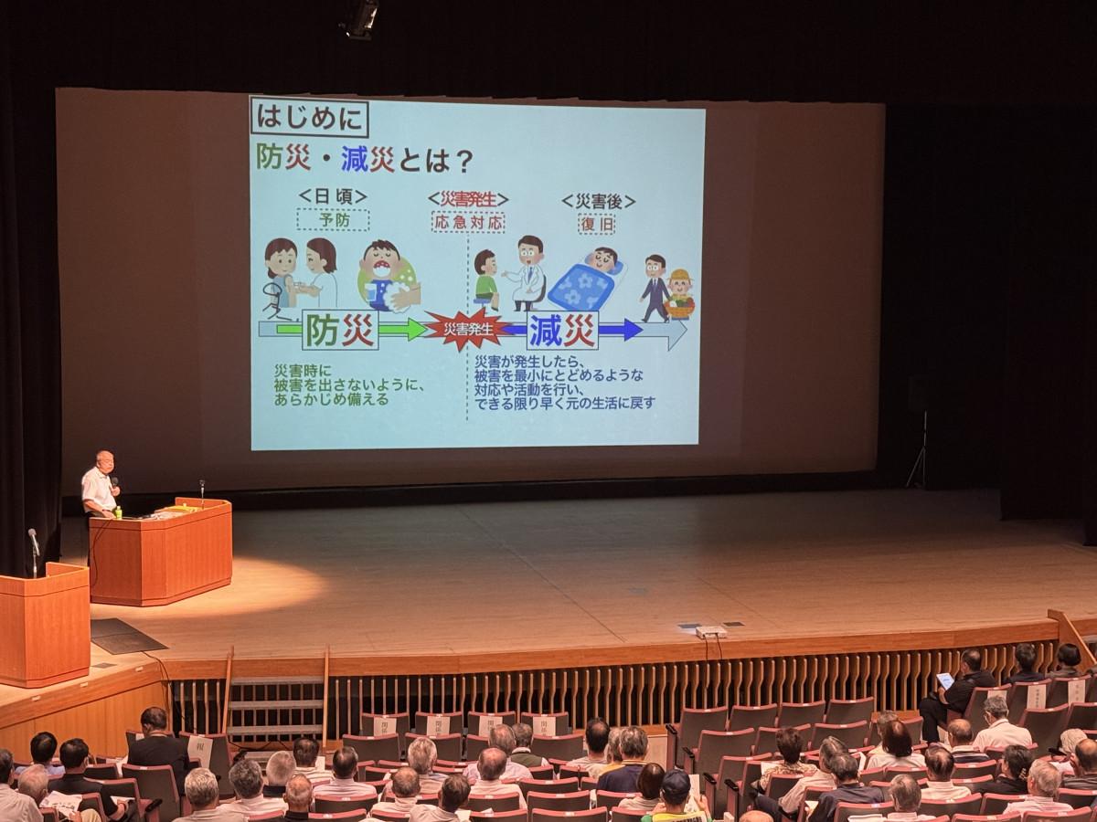 講演する瀧本さん