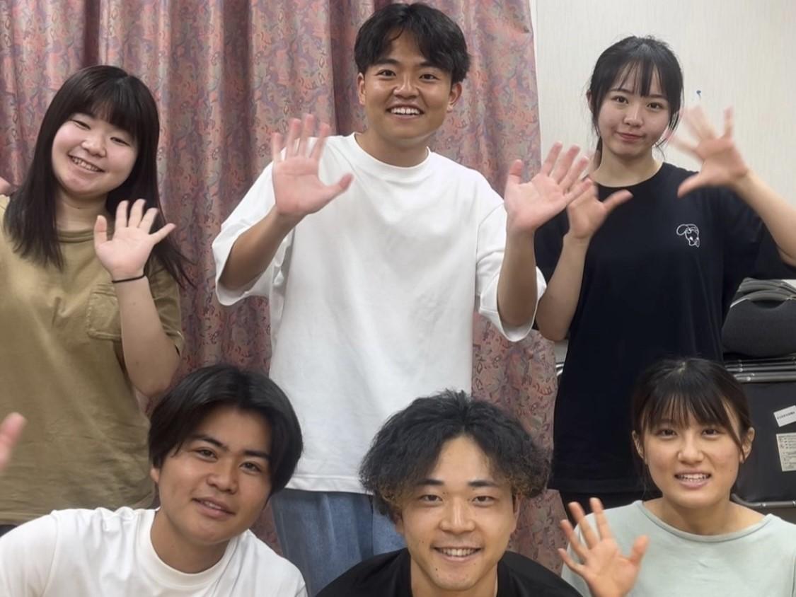 来場を呼びかける劇団メンバー