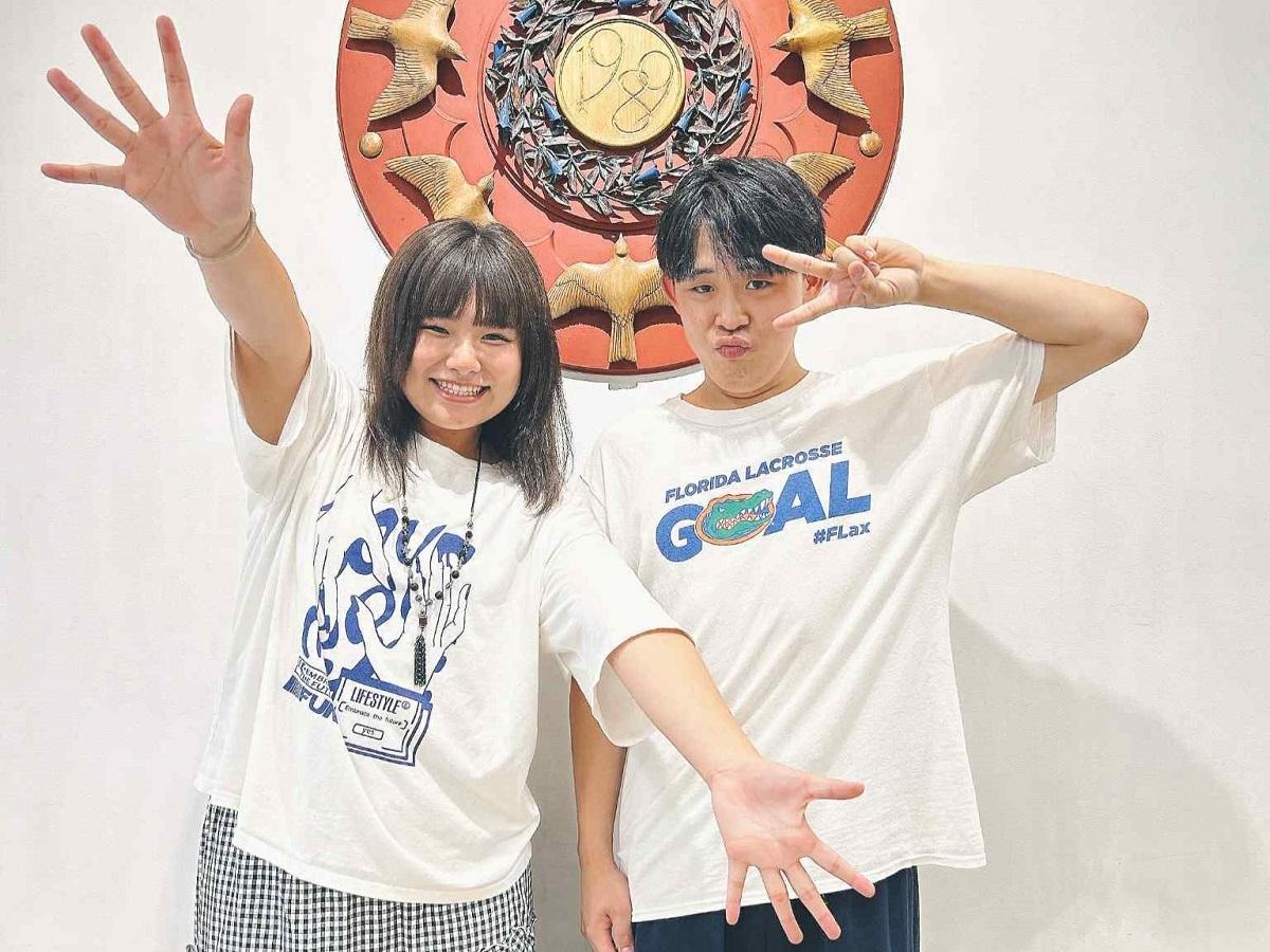 来場を呼びかけるベルエベル美容専門学校の高本さんと酒井さん