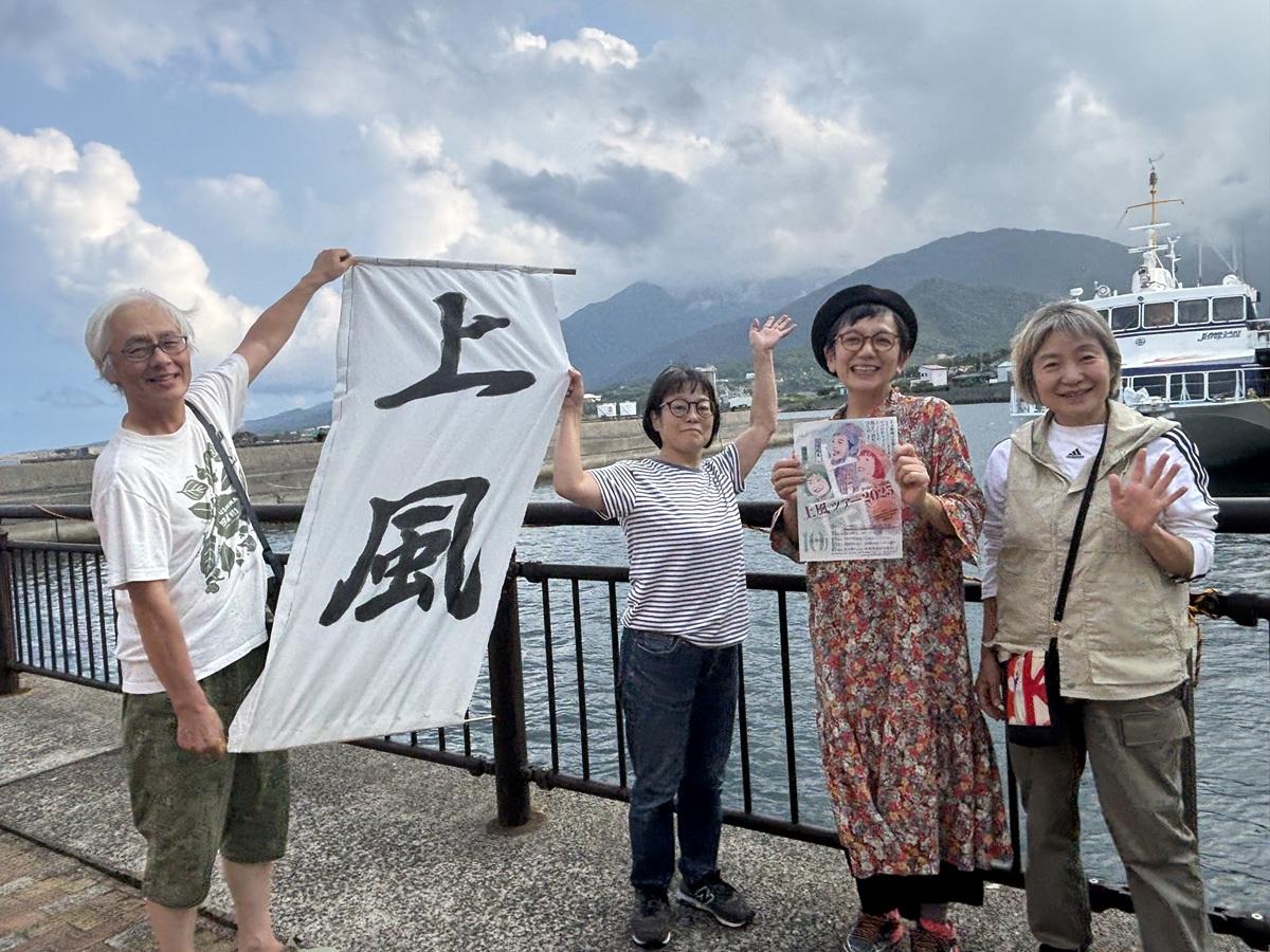 来場を呼びかける出演者3人(右)と関係者