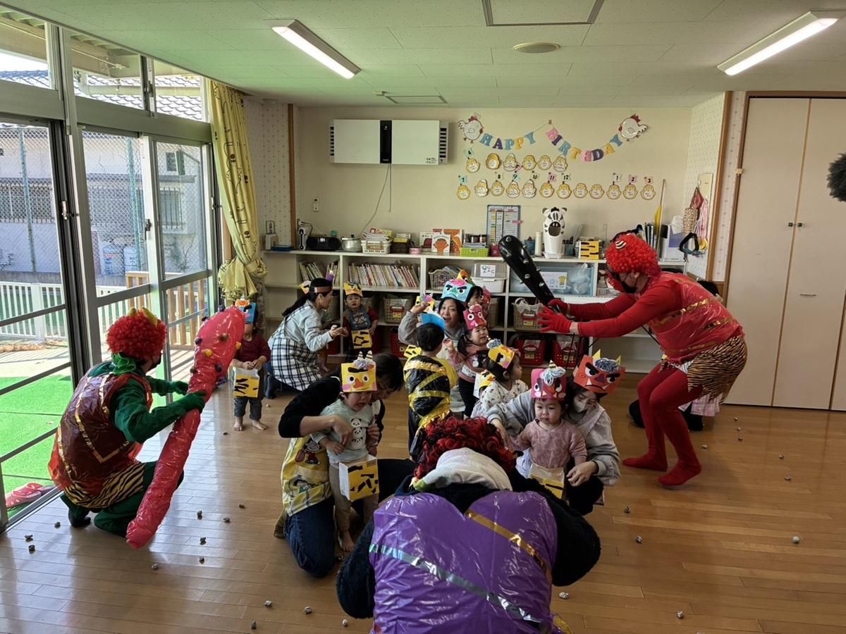 0～2歳児クラスに現れた鬼の様子