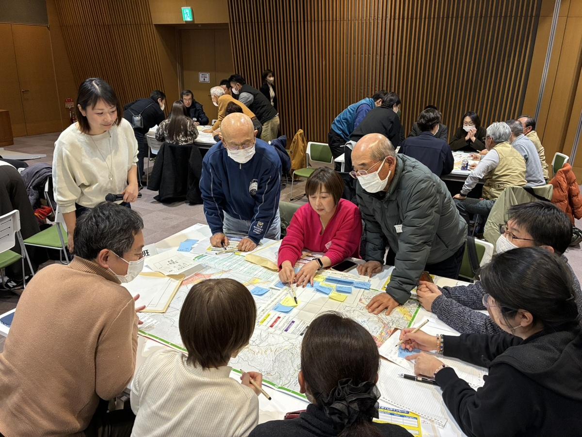 班でのワークショップに耳を傾ける早田さん