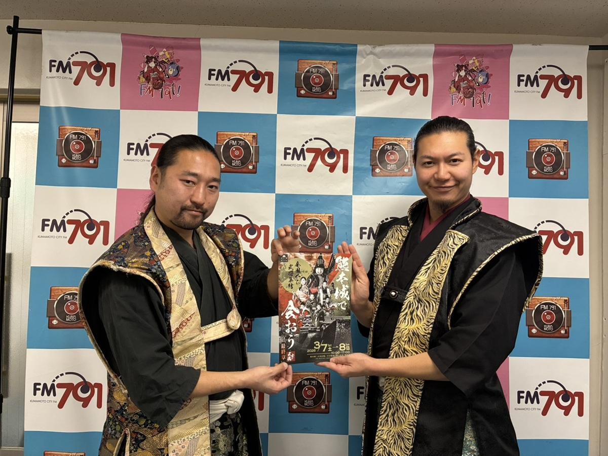 来場を呼びかける熊本城おもてなし武将隊の加藤清正（右）と細川忠興