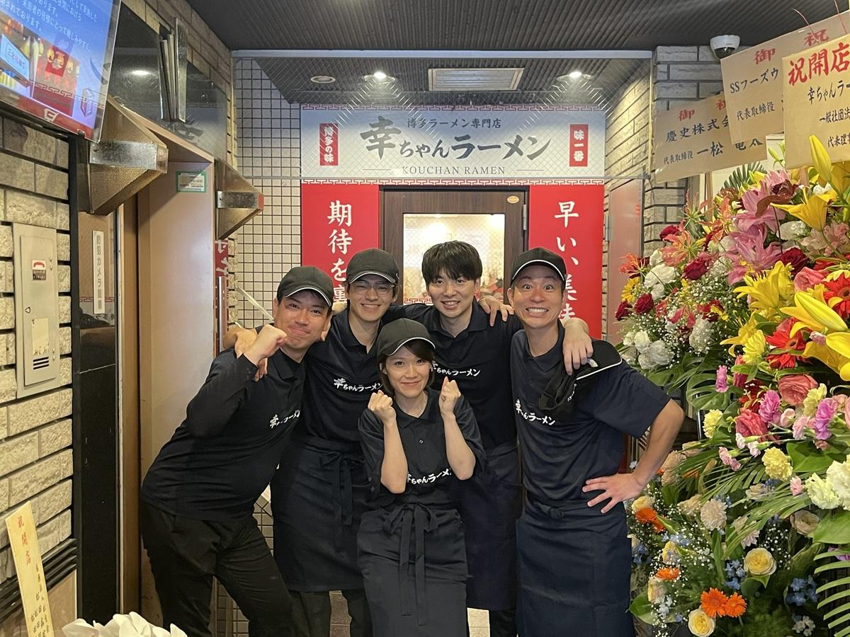 店前で来店を呼びかけるスタッフ