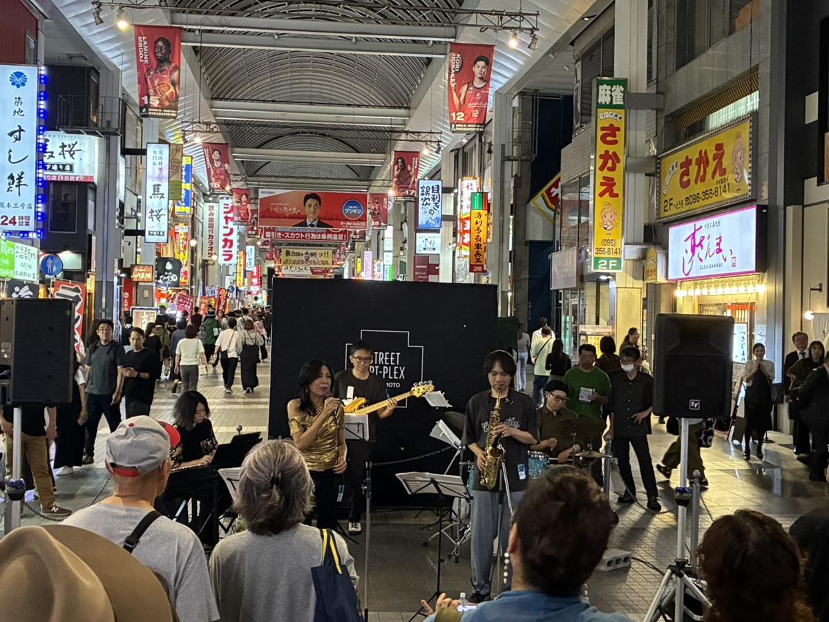 下通・サーティワンアイスクリーム前会場で披露する「Corinna with Friends」