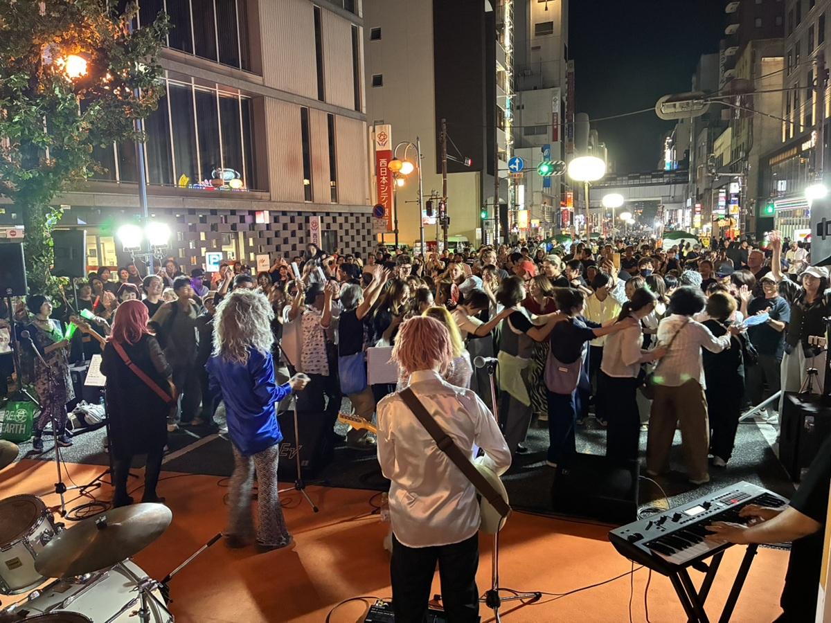 おやじバンドステージの前で踊る観客の様子