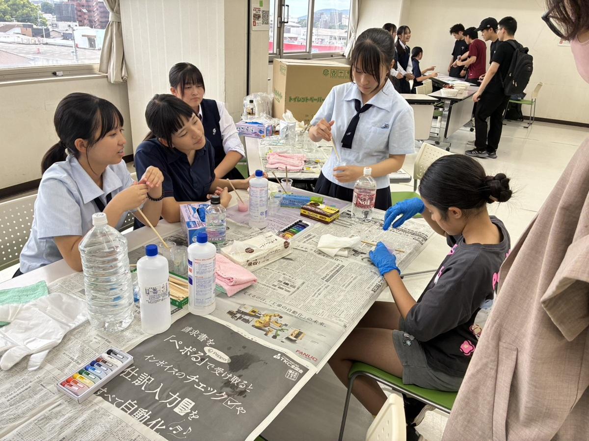実験サイエンスコーナーでのスライム作り