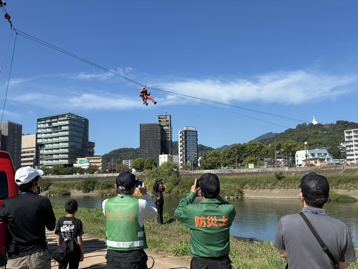 熊本市西消防署員による水難者救助訓練の実演