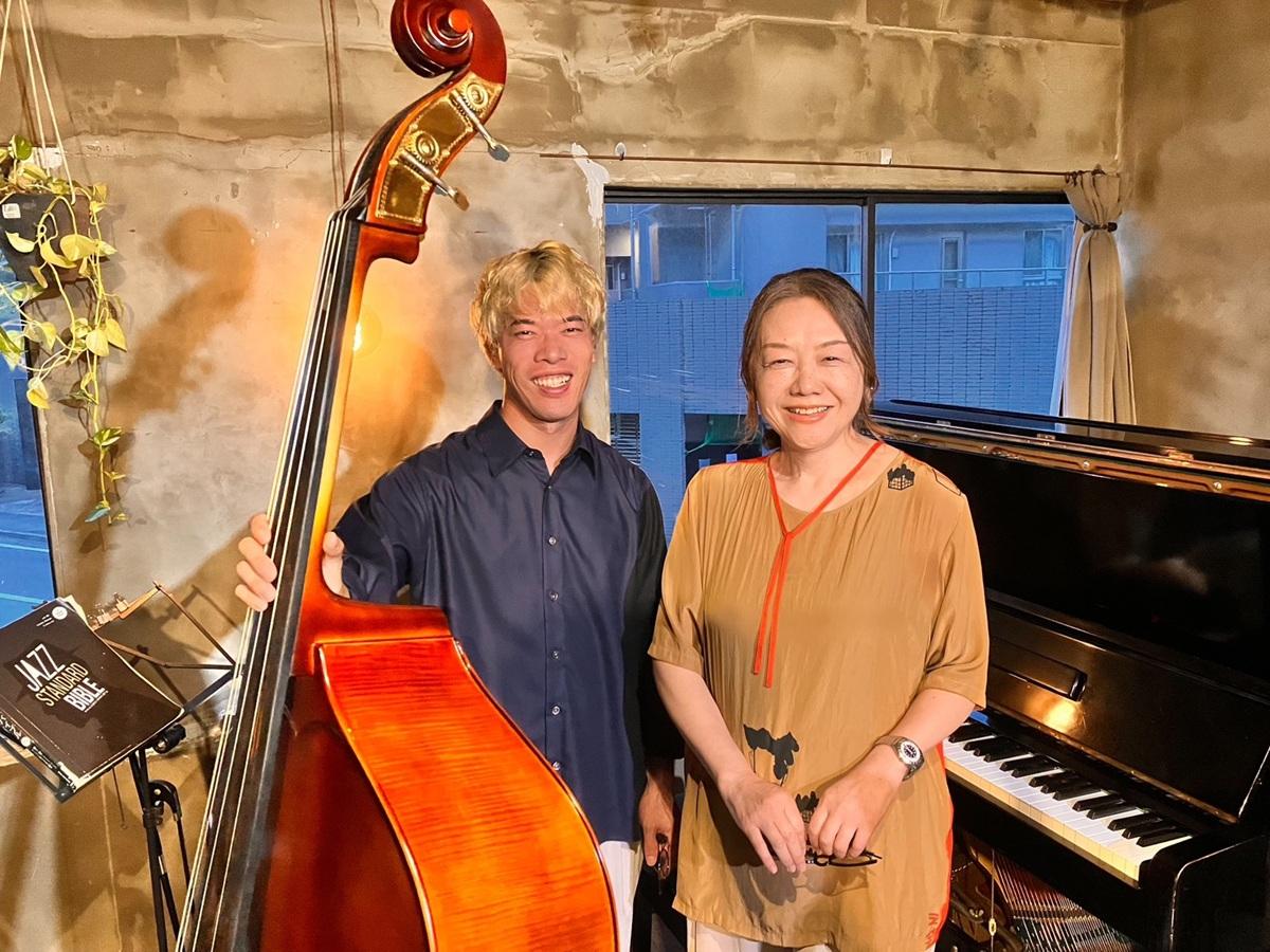 来場を呼びかける中田さん（右）