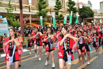 久留米で最も大きな祭りの一つとして親しまれる水の祭典。小さな子どもから高齢者まで、そろばんを鳴らしながら笑顔で踊り歩く姿が明治通りに広がった。（写真提供＝久留米観光コンベンション国際交流協会）