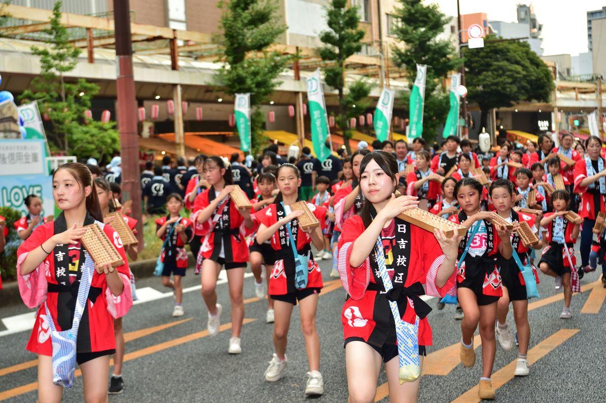 久留米で最も大きな祭りの一つとして親しまれる水の祭典。小さな子どもから高齢者まで、そろばんを鳴らしながら笑顔で踊り歩く姿が明治通りに広がった。（写真提供＝久留米観光コンベンション国際交流協会）