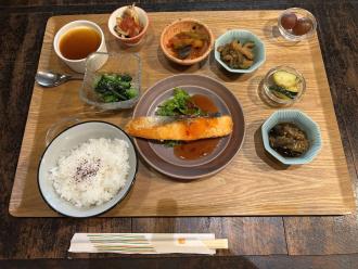 久留米の飲食店「きっちん葉々（はは）」が8月23日、営業を再開した。ディナーのメイン料理は魚と肉から選べる。