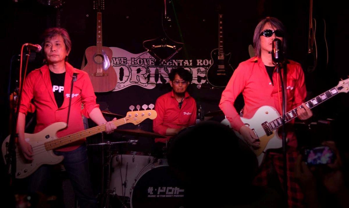 久留米のライブバー「THE DRINKER（ザ・ドリンカー）」が9月14日、現在の店として再始動して15周年を迎える。安達毅さん（右）とFunGuys（ファンガイズ）メンバー。