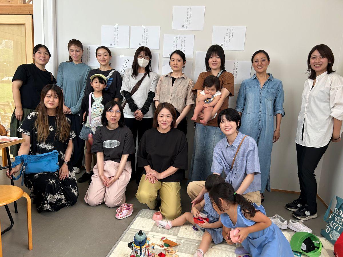 子育て中の母親たちの言葉を紹介する「母ゴコロ展2026～母の数だけ、世界がある～」の関連企画「HELLO KURUME×母ゴコロ展」おしゃべり会が開かれた。