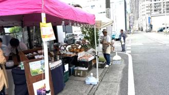 今年で109周年を迎えた西原糸店が10月11日・12日、「西原糸店の感謝祭2026」を開いた。西原糸店の店先に並ぶ感謝祭の出店ブース（写真提供＝西原糸店）